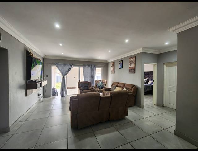 3 BEDROOM TOWNHOUSE FOR SALE IN ARCON PARK